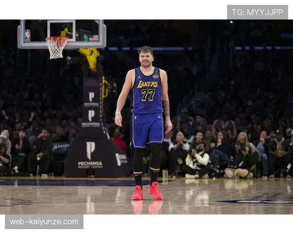 东契奇赛后换了三套衣服，感觉他连下班都像走红毯一样讲究